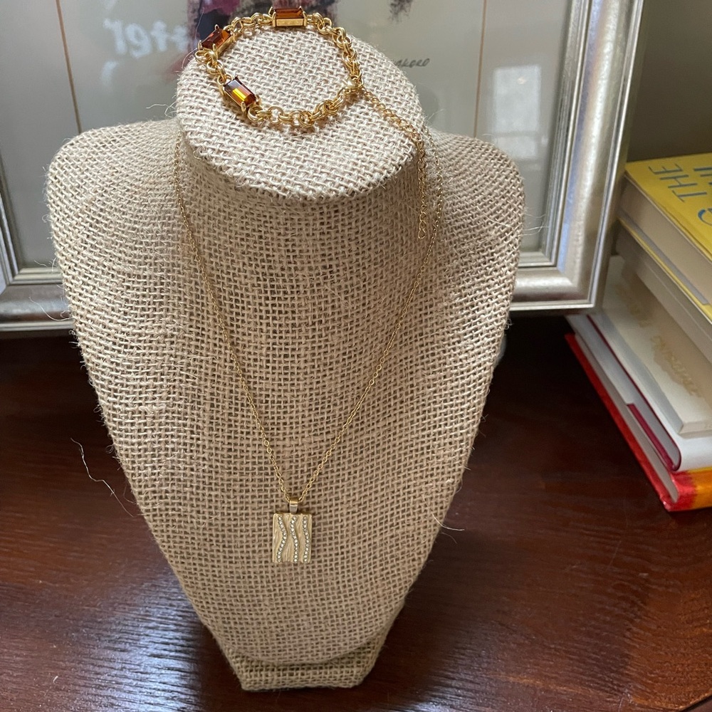 Slide Chic Gold Necklace with Pendant and Bracelet Set